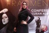 Penyanyi Malasyia Siti Nurhaliza hadir pada peluncuran album terbarunya 'Fragmen' di Jakarta, Selasa (21/10). Album solo tersebut berisikan 9 lagu yang berceritakan perjalanan karir dan kehidupan dirinya. ANTARA FOTO/Teresia May
