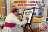 Duta Besar Vatikan untuk Indonesia Mgr Antonio Guido Filipazzi menuliskan pesan saat Musyawarah Nasional (MUnas) XI Pastor-Pastor Projo Unio Indonesia yang berlangsung di Islamic Center Ambon, Maluku, Kamis (2/10). Munas itu diikuti 150 Pastor Projo dari 37 Keuskupan di Indonesia dengan tema 'Dialog, Misi dan Perdamaian'. ANTARA FOTO/Izaac Mulyawan