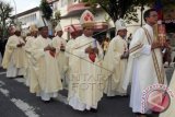 Sejumlah uskup dari berbagai wilayah di Indonesia melakukan arak-arakan saat menghadiri misa pembukaan Musyawarah Nasional (MUnas) XI Pastor-Pastor Projo se-Indonesia yang berlangsung di Katedral Santo Fransiskus Xaverius, Ambon, Maluku, Rabu (1/10). Munas itu diikuti 150 Pastor Projo dari 37 Keuskupan di Indonesia. ANTARA FOTO/izaac mulyawan