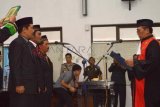  Madiun (Antara Jatim) - Pimpinan DPRD Kota Madiun (ki-ka) Istono, Didik Yulianto dan Sukoyo mengucapkan sumpah dan janji saat acara pelantikan, Selasa (7/10). Ketiga pimpinan dewan tersebut terpilih sebagai ketua dan wakil ketua DPRD Kota Madiun masa jabatan 2014-2019. FOTO Siswowidodo/14/DK