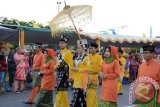 Festival Arakan Pengantin yang diikuti sebanyak 11 kelompok pengantin dan iring-iringan pengantar calon pengantin berkonvoi dari Jalan Jenderal Sudirman depan Kantor RRI dan berakhir di depan Kantor Wali Kota Pontianak Jalan Rahadi Oesman, Sabtu (25/10), dalam rangka memeriahkan HUT Kota Pontianak ke-243. Dalam setiap arakan pengantin tersebut, ada mempelai pria dan wanita, yang dilengkapi juru bicara kedua mempelai yang saling berbalas pantun beserta rombongan yang membawa manggar, pokok telok (telur), barang-barang hantaran dan perlengkapan prosesi pernikahan sesuai adat Melayu.  (Foto Humas Pemkot Pontianak)
