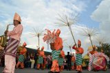 Festival Arakan Pengantin yang diikuti sebanyak 11 kelompok pengantin dan iring-iringan pengantar calon pengantin berkonvoi dari Jalan Jenderal Sudirman depan Kantor RRI dan berakhir di depan Kantor Wali Kota Pontianak Jalan Rahadi Oesman, Sabtu (25/10), dalam rangka memeriahkan HUT Kota Pontianak ke-243. Dalam setiap arakan pengantin tersebut, ada mempelai pria dan wanita, yang dilengkapi juru bicara kedua mempelai yang saling berbalas pantun beserta rombongan yang membawa manggar, pokok telok (telur), barang-barang hantaran dan perlengkapan prosesi pernikahan sesuai adat Melayu.  (Foto Humas Pemkot Pontianak)