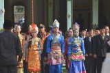 Madiun (Antara Jatim) - Sejumlah pelajar mengenakan pakaian adat mengikuti upacara peringatan Hari Sumpah Pemuda di halaman Pendapa Muda Graha Kab. Madiun, Selasa (28/10). Ratusan pelajar dan pejabat mengikuti upacara tersebut dan sebagian pelajar mengenakan pakaian adat dari berbagai daerah di Indonesia. FOTO Siswowidodo/14 