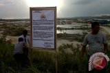 Polsek Belitang Hilir melakukan pemasangan beberapa baliho tanda peringatan dan pamflet larangan penambangan emas tanpa izin (PETI) di wilayah hukum Kecamatan Belitang Hilir, kabupaten sekadau. Dalam peringatan di baliho itu tertera sanksi pidana dan denda bagi yang melanggarnya. Kapolsek Belitang Hilir  Ipda Tri Teguh Mulyono memimpin langsung pemasangan baliho pada Rabu (29/10) itu menegaskan pihaknya tidak main-main untuk menindak tegas para pelanggar hukum. (Foto Jurnalisme warga/Tri Teguh)