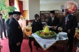 POTONG TUMPENG-Ketua DPRD Mahyunadi (tengah) memotong nasih tupeng didampingi Wakil Ketua I Alfian Aswad (kanan), dan Wakil Ketua II Hj UF Firgasih Ismunandar (kiri) dengn disaksikan Bupati Kutai Timur Isran Noor, Wakil Bupati Ardiansyah Sulaiman serta Sekretaris DPRD Arief Yulianto (paling kiri). Pemotongan nasi tumpeng HUT ke-15 Kutim.  FOTO ANTARA/Adi Sagaria.

