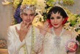 Artis sekaligus presenter Raffi Ahmad (kiri) bersama istri Nagita Slavina (kanan) menunjukan cincin seusai akad nikah di Jakarta, Jumat, (17/10). ANTARA FOTO/Julius Wiyanto