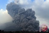 Gunung Sinabung meletus di Karo, Sumut, Senin (13/10). Letusan yang mengeluarkan material vulkanik disertai suara gemuruh. ANTARA FOTO/Septianda Perdana