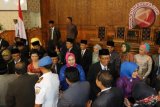 SUASANA PELANTIKAN - Suasana didalam ruang sidang utama gedung DPRD Kutai Timur, Kalimantan Timur yang terletak di pusat pemerintahan, Bukit Pelangi, Sangatta cukup ramai dan akrab. Satu persatu wakil rakyat mendapat ucapan selamat dari para tamu undangan dan keluarga usai pelantikan dan pengambilan sumpah jabatan masa peridoe 2014-2019. FOTO ANTARA/Adi Sagaria.

