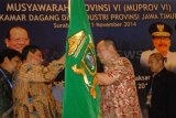 Surabaya (Antara Jatim) - Pengurus pusat Kamar Dagang dan Industri (Kadin) Indonesia, Rahmat Junaedi (kiri) memberikan bendera pataka kepada Ketua Kadin Jatim terpilih, La Nyalla Mattalitti (kedua kanan) disela-sela Musyawarah Provinsi (Musprov) Jatim ke VI di Surabaya, Senin (10/11). La Nyalla Mattalitti terpilih secara aklamasi sebagai Ketua Kadin Jatim periode masa bakti 2014-2019. FOTO M Risyal Hidayat/14