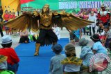Sosok Garuda sebagai penyelamat generasi muda terhadap ancaman kebudayaan asing yang tidak sesuai dengan Indonesia menjadi tema cerita  pagelaran tari kolosal anak Banua pada pembukaan Pengembangan Ruang Kreatif Kalsel 2014 di teater terbuka Taman Budaya Kalimantan Selatan, Senin (3/11). Foto Antaranews Kalsel/Herry Murdy Hermawan