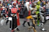 Pecinta cosplay beraksi ketika mengikuti Jakarta Cosplay Parade di Kawasan Monas Jakarta, Minggu (2/11). Parade cosplay bertema Rising of Indonesian Legend yang diikuti ribuan peserta dengan menampilkan beragam cosplay karakter nusantara dan berbagai genre itu untuk mengembangkan kreativitas serta inovasi pelaku pop art khususnya cosplayer. ANTARA FOTO/Wahyu Putro A/Spt/14