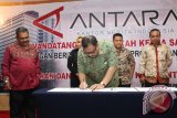 Dirut LKBN Antara Saiful Hadi disaksikan Kepala Biro LKBN Antara Kalsel Abdul Hakim Muhidin, Novita Handri Putri (Tapin TV), Adi Lesmana (Amuntai TV) dan Suratno (TV jaringan Amaco) menandatangani dokumen kerjasama penayangan berita dan feature produksi Antara TV di Ballroom Swissbell Borneo Hotel Banjarmasin, Jumat (1/11). Hingga saat ini di Kalimantan Selatan Antara TV telah menjalin kerjasama penayangan produksinya kepada lima stasiun televisi lokal dimana sebelumnya dengan Duta TV dan Banjar TV. (Foto Antaranews Kalsel/Herry Murdy Hermawan)