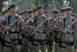 Pasukan TNI mengikuti Gelar Pasukan Pengamanan Kunjungan Presiden di Lapangan Hasanuddin, Makassar, Sulsel, Selasa (4/5). Sebannyak 6400 personil TNI, Polri dan unsur terkait disiagakan untuk pengamanan kunjungan Presiden Joko Widodo meninjau infrastruktur pertanian di Kabuaten Sidrap, Sulsel dan Kabupaten Mamuju, Sulbar serta meninjau sarana irigasi, pertambangan nikel dan lokasi rencana pembangunan tol laut di Sulawesi Tenggara. ANTARA FOTO/Sahrul Manda Tikupadang/Rei/mes/14.