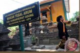 Kerabat keraton Kasunanan Surakarta Hadiningrat membawa sesajen saat jamasan Astana Sunan Amangkurat Agung di Desa Pesarean, Kabupaten Tegal, Jateng, Rabu (5/11). Tradisi jamasan makam Amangkurat Agung setiap satu tahun sekali pada bulan Suro itu guna mendoakan serta membersihkan makam Sunan Amangkurat yang dibangun sejak 1677. ANTARA FOTO/Oky Lukmansyah/MFD/14.
