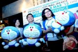 Direktur Ancol Beach City Sofie Mercyana (kiri), Country Manager Animation International Indonesia Lynard Longcop (tengah) dan Ambasador Doraemon Yuka Tan saat hadir dalam konfrensi pers Doraemon 100 Secret Gadget Expo di Jakarta, Selasa (4/11). Setelah diadakan di berbagai negara Asia seperti Malasyia, Hongkong, Taiwan dan Tiongkok, Expo Doraemon yang akan menampilkan pameran gadget dan 100 boneka diorama Doraemon dengan berbagai kostum yang digelar pada 28 November 2014-5 Maret 2015 di Beach City Mall Ancol, Jakarta. ANTARA FOTO/Teresia May/ed/NZ/14