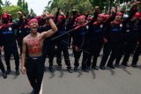 Pekerja yang tergabung dalam serikat buruh se-Kabupaten Bogor melakukan aksi long march saat unjuk rasa di Jalan Raya Tegar Beriman, Cibinong, Bogor, Jabar, Rabu (5/11). Aksi ribuan buruh tersebut menuntut kenaikan Upah Minimum Kabupaten (UMK) sebesar 30 persen yang sesuai dengan kebutuhan hidup layak dari Rp. 2,2 juta menjadi Rp. 3,7 juta. Foto Antara/Jafkhairi.