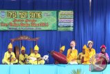 Martapura, 7/11 - Salah satu grop musik panting tampil dihadapan para dewan juri dan penonton pada festival seni budaya musik panting di Lapangan Cahaya Bumi Selamat (CBS) Martapura, Kamis (6/11) dihadiri Permaisuri Hj Raudhatul Jannah yang sekaligus membuka semarak Festival Lomba Musik Panting 2014 se-Kalimantan Selatan. Lomba musik panting 2014 yang diselenggarakan oleh Dinas Kebudayaan Pariwisata Pemuda dan Olahraga Kabupaten Banjar dalam mendukung perayaan milad Kesultanan Banjar yang ke 510 didominasi oleh anak-anak Sekolah Dasar.(Foto Antaranews Kalsel,humas/e)