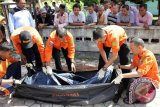 Tim Basarnas memasukan kerangka manusia diduga  jasad korban tsunami 26 Desember 2004 lalu ke dalam kantong mayat di desa Lambaro Seubun, Lhoknga, Aceh Besar, Aceh, Jumat (7/11). Jasad korban tsunami  diduga pria dewasa ditemukan petani menjelang 10 tahun peringatan tsunami itu berupa tulang anggota badan, termasuk batok kepala disertai juga  pakaian tersebut, kemudian diserahkan kepada relawan basarnas untuk dikebumikan. ANTARAACEH.COM/Ampelsa/14