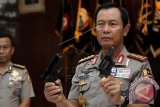 Kapolri Jenderal Pol. Sutarman menunjukan barang bukti kejahatan berupa pistol rakitan kepada wartawan saat gelar pengungkapan jaringan Pembuatan, Penjualan dan peredaran senjata api ilegal di Mabes Polri, Jakarta, Jumat (7/11). Polri berhasil mengungkap 14 bengkel pembuatan senjata api ilegal dan berhasil menangkap tujuh pelakunya dengan barang bukti diantaranya 5 mesin Cakram, 6 casing Pistol dan 9 senjata rakitan berbagai jenis. ANTARA FOTO/Muhammad Adimaja/wdy/14.