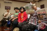 Sejumlah remaja penyandang disabilitas khusus autisme menghadiri acara pembukaan pameran Seni Rupa Anak dan Remaja dengan Autisme yang bertajuk 'Langkah Awal' di Galeri Aprilia, Jakarta, Jumat (7/11). Pameran lukisan dan keramik yang diadakan oleh Sekolah Khusus Spectrum tersebut memamerkan 26 lukisan dan 34 keramik hasil karya anak-anak penyandang disabilitas khusus Autisme yang berlangsung 7-13 November 2014.ANTARA FOTO/Reno Esnir



