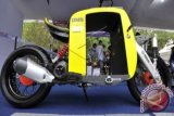 Pengunjung mengamati sepeda motor hasil modifikasi pada Bursa Motor di Plaza Timur Senayan, Jakarta, Kamis (8/11). Pameran yang berlangsung hingga Minggu, 9 November 2014 tersebut menjadi ajang pertemuan penggemar roda dua yang diisi kegiatan balap motor trail dan aneka kebutuhan sepeda motor. ANTARA FOTO/Andika Wahyu