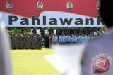 Peserta mengikuti upacara memeperingati Hari Pahlawan di Lapangan Blang Padang, Banda Aceh, Senin (10/11). Peringatan Hari Pahlawan di Aceh yang berlangsung khidmat itu diikuti prajurit TNI, Polri-PNS dan pelajar.ANTARAACEH.COM/Ampelsa/14