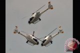 Tim Dynamic Pegasus TNI AU dengan helikopter Colibri melakukan manuver saat aerobatik di udara dalam Pameran Otomotif dan Komunitas di Pangkalan Udara TNI AU, Atang Sendjaja, Bogor, Jabar, Minggu (9/11). Pameran yang diikuti komunitas motor dan mobil ini juga dipamerkan helikopter TNI AU dan Basarnas serta joy flight dengan helikopter Super Puma dalam rangka memperingati Hari Pahlawan pada 10 November. ANTARA FOTO/Arif Firmansyah/ss/pd/14