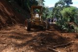 Jalan Dekso-Samigaluh Kulon Progo tertimbun longsoran 