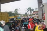 Balangan 10/11 - Ratusan kendaraan roda dua dan empat Antre di SPBU Haur Batu Kecamatan Paringin, Kabupaten Balangan, Senin (10/11) antrean roda dua dan empat memadati jalan hingga tiga kilometer. Antrean mobil bahkan sejak pukul 02.00 WITA baik premium maupun solar.(foto Antaranes Kalsel/orie/humas/e)