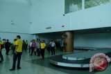 PT Angkasa Pura II cabang Bandara Supadio Pontianak resmi menggunakan terminal kedatangan penumpang yang baru pada Senin (10/11) ini. Meski belum optimal,  fasilitas standar dan sarana pendukung lainnya diyakini sudah bisa digunakan untuk para penumpang. GM PT Angkasa Pura II cabang Bandara Supadio, Chandra Dista Wiradi mengatakan terminal penumpang baru ini masih pembangunan tahap satu dengan luas bangunan 13.000 meter persegi dari rencana pembangunan seluas 32.000 meter persegi yang ditargetkan rampung pada 2016. Foto Antara Kalbar/Rendra Oxtora
