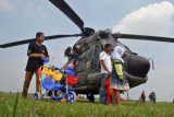 Pengunjung melihat dari dekat helikopter TNI AU jenis Super Puma saat Pameran Otomotif dan Komunitas di Pangkalan Udara TNI AU, Atang Sendjaja, Bogor, Jabar, Minggu (9/11). Pameran yang diikuti komunitas motor dan mobil ini juga dipamerkan helikopter TNI AU dan Basarnas serta atraksi aerobatik helikopter dalam rangka memperingati Hari Pahlawan pada 10 November. ANTARA FOTO/Arif Firmansyah/ss/pd/14