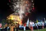 Pesta kembang api mewarnai puncak acara Pembukaan Pesparawi IX Tingkat Provinsi Maluku yang berlangsung di Lapangan Merdeka, Kota Ambon, Sabtu (8/11). Jimmy Ayal