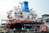 Sejumlah pekerja berada tak jauh dari kapal tanker ukuran 17.500 LTDW milik Pertamina, MT Pangkalan Brandan, di Divisi Kapal Niaga, PT PAL Indonesia (Persero), Ujung Surabaya, Rabu (12/11). PT PAL Indonesia (Persero) berhasil meluncurkan kapal tanker kedua MT Pangkalan Brandan dan menyelesaikan kapal tanker pertama pesanan Pertamina ukuran 17.000 LTDW, MT Pagerungan, menyusul peningkatan sinergi antara BUMN dalam rangka peningkatan ekonomi nasional. ANTARA FOTO/Eric Ireng/ed/pd/14
