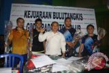 Bendahara Pembangunan Gedung Pusat Dakwah Muhammadiyah (GPDM) Banjarmasin Muhammad Rasyidi berfoto bersama dengan pemenang I dan II ajang Kejuaraan Bulutangkis GPDM Badminton Club HKSN 2014 di GPDM Banjarmasin, Rabu (12/11). Sebagai juara pertama Dana/Yudi di grup A berhasil mengalahkan pasangan Algifari/Ufik.(Foto Antaranews Kalsel/Asmuni K/e)