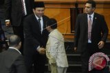 Plt Gubernur DKI Jakarta Basuki Tjahaja Purnama (kiri) berjabat tangan dengan anggota dewan usai mengikuti sidang paripurna istimewa pengumuman pengisian jabatan Gubernur DKI Jakarta di Gedung DPRD DKI Jakarta, Jumat (14/11). Sidang paripurna itu beragendakan pembacaan mekanisme pengangkatan Wakil Gubernur DKI Jakarta Basuki Tjahaja Purnama menjadi Gubernur DKI Jakarta sisa masa jabatan tahun 2012-2017. ANTARA FOTO/Wahyu Putro A/MFD/14.