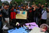 Sejumlah wartawan yang tergabung dalam Solidaritas Wartawan Bandung (SWB) menggelar aksi terkait penganiayaan wartawan di Mapolrestabes Bandung, Jawa Barat, Jumaat (14/11). Dalam aksinya SWB menuntut pengusutan tuntas pemukulan terhadap wartawan di kota Makassar Sulawesi Selatan yang dilakukan oknum aparat kepolisian dalam aksi demonstrasi di Kampus Universitas Negeri Makassar (UNM), terkait penolakan rencana penaikan harga Bahan Bakar Minyak (BBM). ANTARA FOTO/Agus Bebeng/MFD/14.