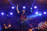 Vokalis grup musik Kla Project Katon Bagaskara tampil pada konser Pagelaran Seni Budaya Sumut, di Medan. Katon Bagaskara membawakan sejumlah lagu hitsnya seperti 