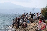 Pengunjung memadati lokasi wisarta memancing di Pelabuhan Ulee Lheue, Banda Aceh, Minggu (16/11). Objekwisata pelabuhan Ulee Lheue itu setiap hari libur ramai pengunjung memancing dan selain menyaksikan panorama bahari dengan latar pulau-pulau. ANTARAACEH.COM/Ampelsa/14