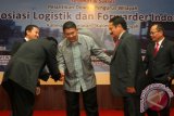 Ketua Umum Asosiasi Logistik dan Forwarder Indonesia Yukki Nugrahawan Hanafi di dampingi Ketua DPW ALFI Kalselteng Laode Barasani menyalami pengurus lainnya usai pelantikan di Hotel Aria Barito Banjarmasin, Selasa (18/11). Dalam reshufle kepengurusan DPW ALFI/ILFA Kalselteng periode 2012-2017 adanya penambahan lingkup kerja dari Pelabuhan Pangkalanbun dan Bandara Sjamsudin Noor Banjarbaru.  