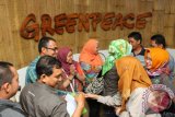 Komunitas Jurnalis Pena Hijau Indonesia Kalimantan Selatan bersalaman dengan Aktivis Greenpeace Indonesia saat melakukan kunjungan ke Sekretariatnya di Mega Kuningan Jakarta, Rabu (13/11).  Foto Antaranews Kalsel/Herry Murdy Hermawan