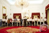 Presiden Joko Widodo (tengah) didampingi Wapres Jusuf Kalla dan para Menteri Kabinet Kerja mengumumkan kenaikan harga BBM bersubsidi di Istana Merdeka, Jakarta, Senin (17/11) malam. Harga BBM bersubsidi jenis premium naik menjadi Rp. 8.500/liter atau naik Rp. 2.000 dimana sebelumnya Rp. 6.500/liter dan solar naik menjadi Rp. 7.500/liter atau naik Rp. 2.000 dimana sebelumnya Rp. 5.500/liter mulai Selasa 18 November 2014 pukul 00.00 WIB. ANTARA FOTO/Andika Wahyu/Spt/14.