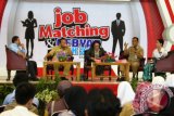 Ir Wahyudin Noor (Disnaker Kalsel), Sri Kusminingsih (APPINDO) dan Susilo (Disdik Kalsel) saat memberikan materi talk show Job Matching di ajang Gebyar SMK 2014 di gedung Sultan Suriansyah Banjarmasin, Selasa (18/11). Selain Talk Show, Gebyar SMK 2014 juga menggelar bursa kerja dan pencitraan SMK melalui pameran karya siswa. Foto Antaranews Kalsel/Herry Murdy Hermawan 