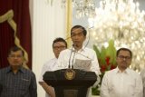 Presiden Joko Widodo (tengah) didampingi Wapres Jusuf Kalla (keempat kiri) dan para Menteri Kabinet Kerja bergegas seusai mengumumkan kenaikan harga BBM bersubsidi di Istana Merdeka, Jakarta, Senin (17/11) malam. Harga BBM bersubsidi jenis premium naik menjadi Rp. 8.500/liter atau naik Rp. 2.000 dimana sebelumnya Rp. 6.500/liter dan solar naik menjadi Rp. 7.500/liter atau naik Rp. 2.000 dimana sebelumnya Rp. 5.500/liter mulai Selasa 18 November 2014 pukul 00.00 WIB. ANTARA FOTO/Andika Wahyu/Spt/14.