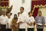 Presiden Joko Widodo (tengah) didampingi Wapres Jusuf Kalla (kiri), Menteri ESDM Sudirman Said (kanan) dan Mendagri Tjahjo Kumolo (kedua kiri) mengumumkan kenaikan harga BBM bersubsidi di Istana Merdeka, Jakarta, Senin (17/11) malam. Harga BBM bersubsidi jenis premium naik menjadi Rp. 8.500/liter atau naik Rp. 2.000 dimana sebelumnya Rp. 6.500/liter dan solar naik menjadi Rp. 7.500/liter atau naik Rp. 2.000 dimana sebelumnya Rp. 5.500/liter mulai Selasa 18 November 2014 pukul 00.00 WIB. ANTARA FOTO/Andika Wahyu/Spt/14.