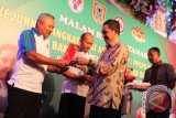 Sekretaris Daerah Provinsi Kalsel M Arsyadi memberikan cenderamata kepada perwakilan wasit juri yang bertugas selama Kejurnas Angkat Besi antar PPLP/PPLPD 2014 di Restoran Lima Rasa Banjarmasin, Selasa (18/11). Provinsi Lampung keluar sebagai juara umum dengan perolehan 15 emas, 2 perak dan 3 perunggu. Sementara tuan rumah Kalsel menempati peringkat 10 dari 16 peserta dengan 2 perak dan 2 perunggu. Foto Antaranews Kalsel/Herry Murdy Hermawan