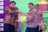 Dirut Bank Kalbar Sudirman HMY (kanan) menerima penghargaan Anugrah Perbankan Indonesia 2014 dari Bisnis Review dalam sebuah acara di Financial Hill Graha CIMB Niaga, Selasa (18/11). Bank Kalbar mendapat peringkat pertama untuk kelompok Bank Pembangunan Daerah dengan modal dibawah Rp10 triliun.  (Istimewa)