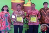 Dirut Bank Kalbar Sudirman HMY (kedua dari kiri) menerima penghargaan Anugrah Perbankan Indonesia 2014 dari Bisnis Review dalam sebuah acara di Financial Hill Graha CIMB Niaga, Selasa (18/11). Bank Kalbar mendapat peringkat pertama untuk kelompok Bank Pembangunan Daerah dengan modal dibawah Rp10 triliun.  (Istimewa)