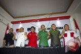 (kiri-kanan) Wakil Sekjen Partai Nasdem Willy Aditya, Sekjen Partai Hanura Dossy Iskandar Prasetyo, Sekjen PDI Perjuangan Hasto Kristiyanto, Sekjen PPP Aunur Rofiq, Sekjen PKB Abdul Kadir Karding, Plt Sekjen PKPI Rully Sukarta foto bersama usai menggelar jumpa pers di Jakarta, Kamis (20/11). Para perwakilan sekjen dari Koalisi Indonesia Hebat itu memberikan pernyataan sikap dukungan terhadap Presiden Joko Widodo yang melakukan realokasi subsidi BBM untuk kepentingan perekonomian nasional. ANTARA FOTO/Vitalis Yogi Trisna/wdy/14.