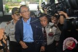 Mantan Menteri ESDM Jero Wacik (tengah) menjawab pertanyaan wartawan ketika tiba untuk memenuhi panggilan penyidik KPK di Jakarta, Kamis (20/11). Jero Wacik dimintai keterangan sebagai saksi untuk Sutan Bhatoegana terkait dugaan korupsi dalam penerapan APBNP di Kementerian ESDM. ANTARA FOTO/Reno Esnir/wdy/14.