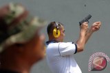 Pangarmatim, Laksda TNI Arie Henrycus Sembiring Meliala melakukan tembakan sasaran dalam kejuaraan menembak pistol eksekutif di LapanganTembak PDL TNI Makoarrmatim, Surabaya, Jatim, Jumat (21/11). Kejuaraan dalam rangka menyemarakkan Hari Armada tersebut melombakan kelas menembak Pistol Prestasi antar satuan Kerja (Satker), menembak eksekutif dan fun shooting. ANTARA FOTO/M Risyal Hidayat/ed/ama/14